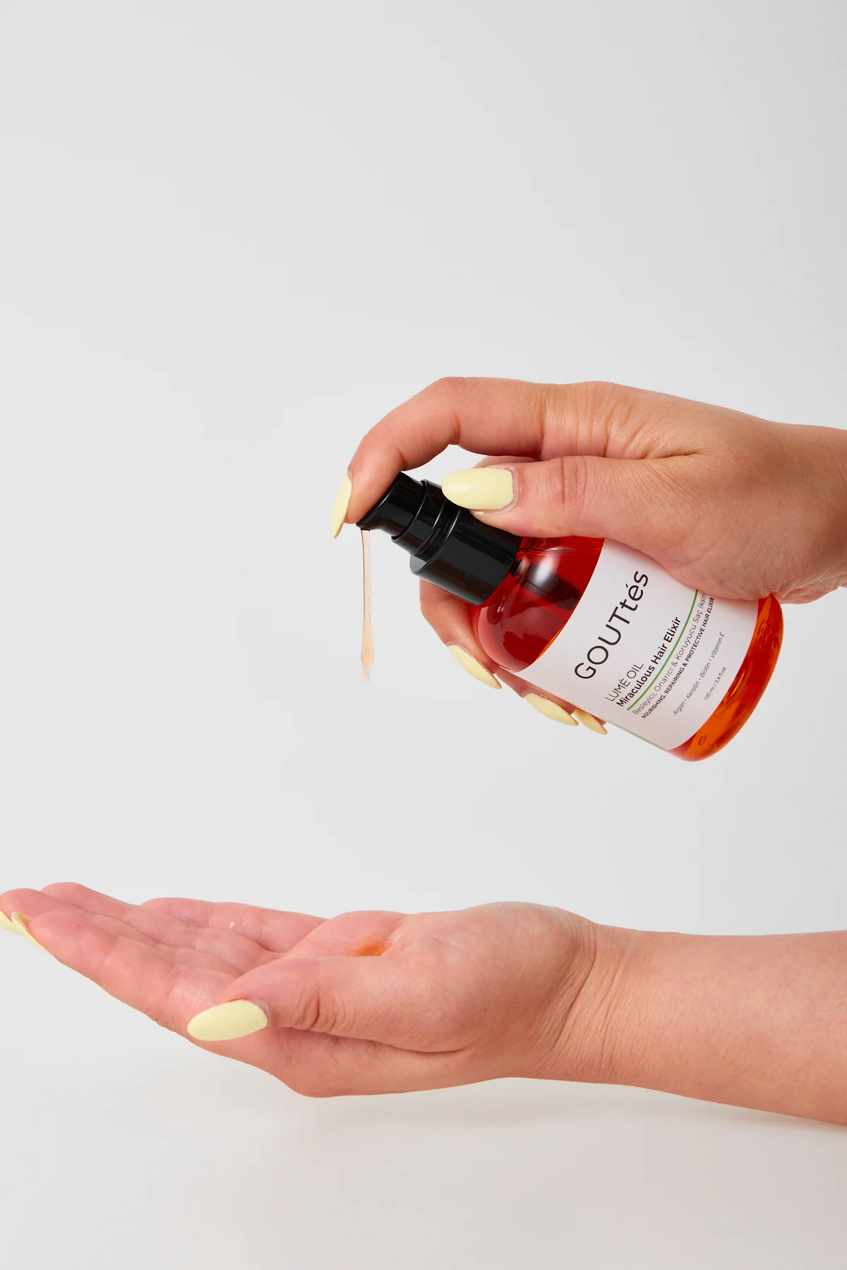Lumé Oil ürününün avuç içine pompalandığı uygulama anı